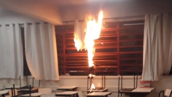 fogo cortina escola