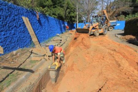Moradores do bairro Chácaras Assay recebem rede coletora de esgoto