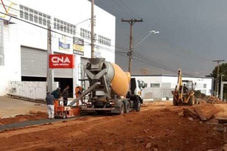 Prefeitura reconstrói guias no trecho em obras na rua Luiz Camilo