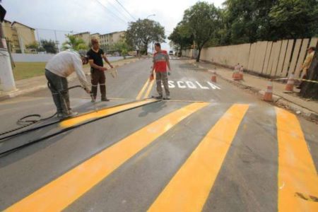 Vila São Pedro recebe sinalização viária