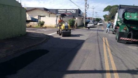 Prefeitura realiza Operação Tapa-Buraco em ruas de dois bairros