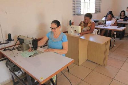 Mulheres iniciam aula de costura para geração de renda