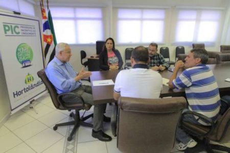 Prefeito conversa com comunidade das Chácaras Recreio Alvorada sobre melhorias no bairro