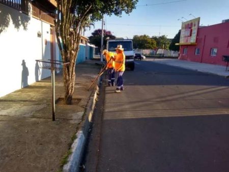 Prefeitura reforça pintura de guias e realiza limpeza em diferentes bairros