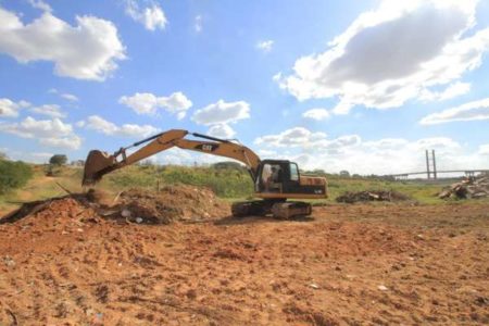 Obra de prolongamento da Estrada do Panaíno começa com terraplenagem