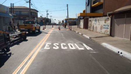 Prefeitura implanta sinalização em frente a escola no Jd. Santa Izabel