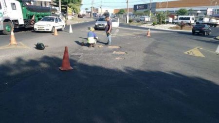 Prefeitura realiza Operação Tapa-Buraco em rua da Vila Real Santista