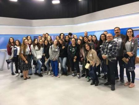 Alunos da rede municipal visitam emissora de TV