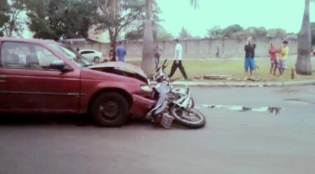 Moto fica enroscado em parachoque de carro após colisão, e deixa motociclista ferido