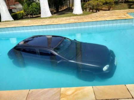 Motorista perde o controle do carro e cai dentro de piscina com aniversariante de 83 anos