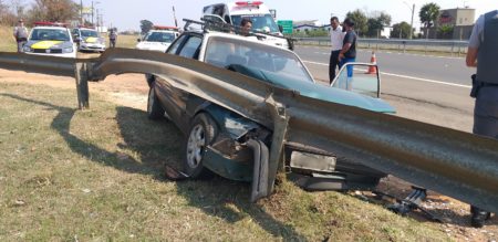 Motorista força ultrapassagem irresponsável e causa acidente na SP 101 e se evade
