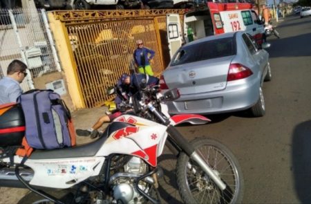 Ciclista bate em traseira de carro parado e fica ferido em Hortolândia