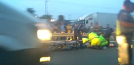 Mulher morre após ser atropelada ao tentar atravessar rodovia SP-101