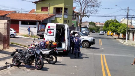 Duas Motos e um carro se envolvem em acidente no Parque do Horto