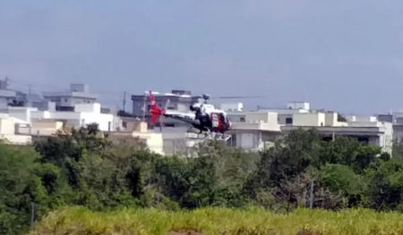 Polícia realiza buscas por assaltante em mata com helicóptero Águia 