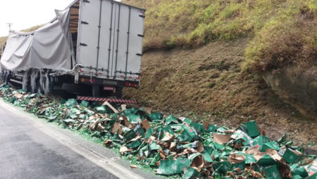 Carga de carreta da Heineken cai em Rodovia Anhanguera
