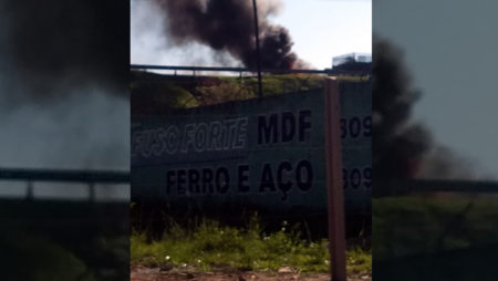 Carro pega fogo na SP-101 e causa congestionamento