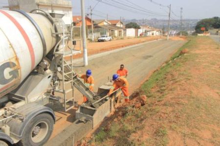 Trecho em duplicação na Av. São Francisco de Assis recebe base de asfalto