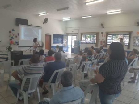 Idosos recebem orientação de como atravessar com segurança