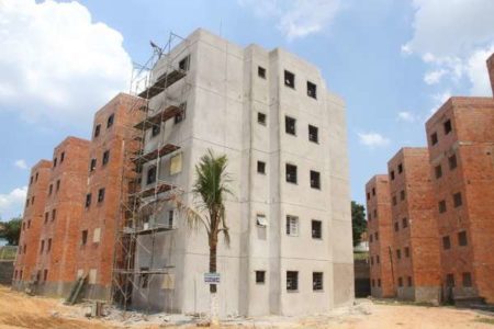 Prefeitura assina ordem de serviço para retomar obras habitacionais no Boa Esperança