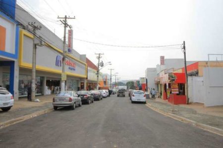 Trânsito na rua Luiz Camilo de Camargo é liberado parcialmente