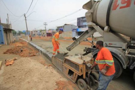 Guias recebem concreto na Av. São Francisco de Assis