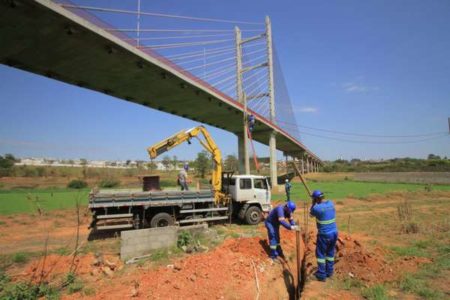 Prefeitura inicia trabalhos para implantar iluminação decorativa na Ponte Estaiada