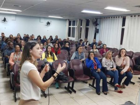 Seminário debate uso lúdico do inglês em sala de aula