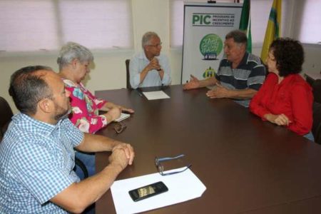 Prefeito recebe moradores para discutir criação de clube social