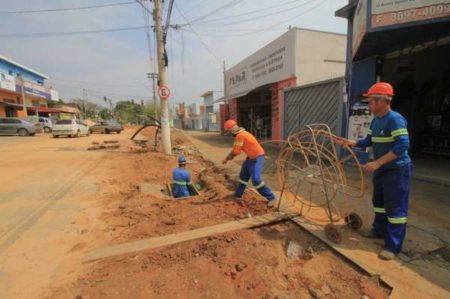 Obra de fiação subterrânea na rua Luiz Camilo entra na fase final