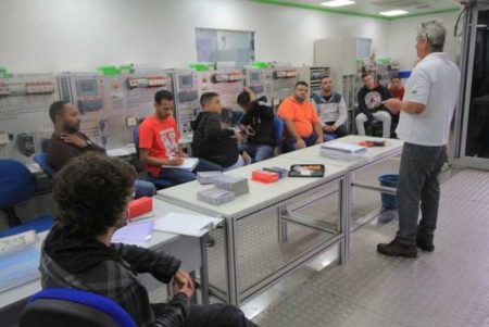Carreta do Via Rápida Emprego inicia curso de automação industrial em Hortolândia
