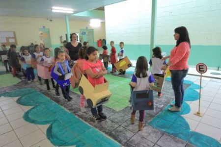 Crianças viram “motoristas” em atividade de educação para o trânsito