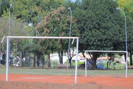Prefeitura constrói campo de areia para a comunidade no Parque Creape