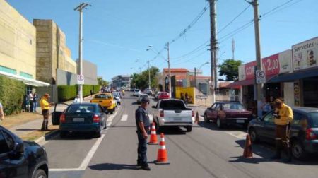 Prefeitura fiscaliza transporte clandestino de passageiros na região central