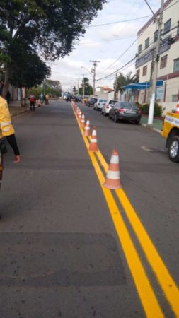 Prefeitura reforça sinalização viária em rua próxima à escola no  Remanso Campineiro