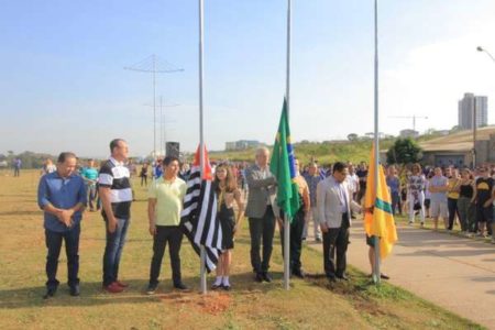 Cinco mil pessoas acompanham o desfile pela paz em Hortolândia