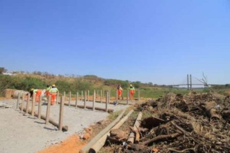 Ponte sobre córrego começa a ser construída na Estrada do Panaíno