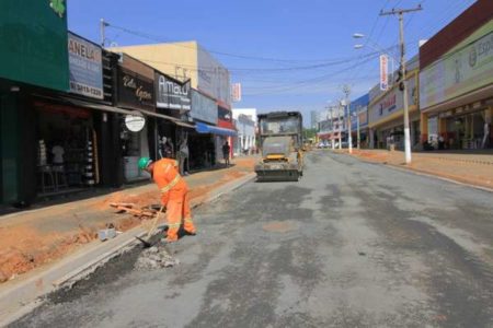 Rua Luiz Camilo recebe base para asfalto no trecho em obras