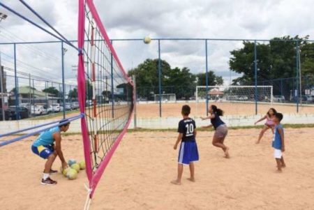 Prefeitura oferece aulas gratuitas de vôlei de praia para crianças