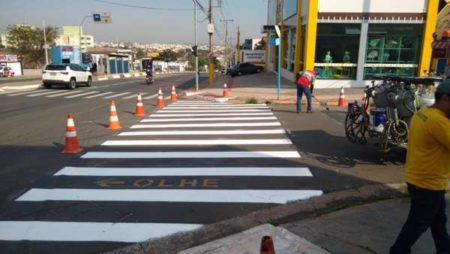 Prefeitura reforça sinalização de trânsito no Remanso Campineiro e Pq. dos Pinheiros