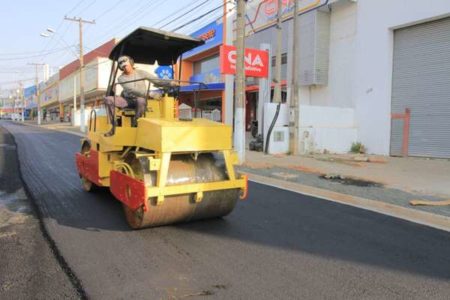 Prefeitura asfalta última quadra da rua Luiz Camilo de Camargo