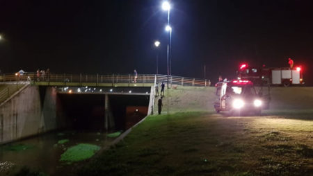 Jovem pula de passagem no Remanso da Águas