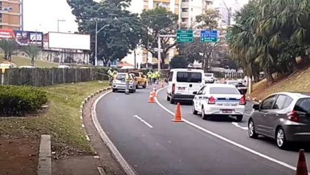 Motociclista bate contra poste e morre no Centro de Campinas