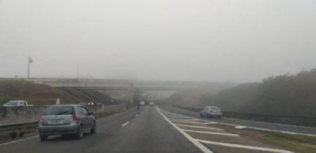 Hortolândia amanhece com forte neblina e visibilidade reduzida nas rodovias