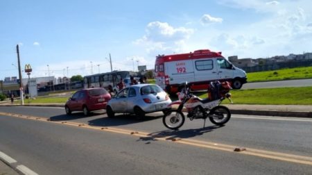 SAMU socorre adolescente após veículos colidirem  frontalmente na Av Santana