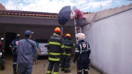 SAMU resgata homem com luxação na perna quando realizava manutenção em telhado