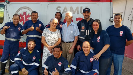 Família parabenizando o atendimento do SAMU