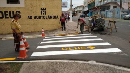 Ruas do entorno do Pq. Dorothy recebem sinalização viária para organizar trânsito durante Hortolendo