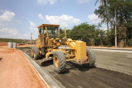 Prefeitura intensifica obras na Avenida Panaíno com implantação de base para asfalto