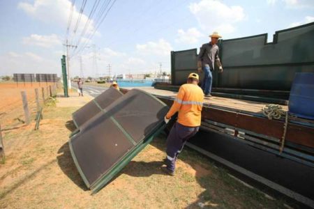 Prefeitura continua instalação de novos abrigos em paradas de ônibus na Av. da Emancipação